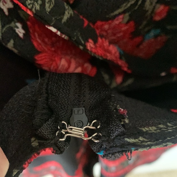 Francesca’s Mi Ami Black Red Floral Romper Boho SZ XS  Tie Back pleated shorts - Picture 8 of 9